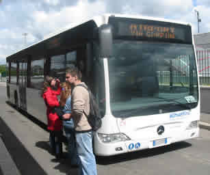 Autobus ATRAL en la estacion de metro Anagnina